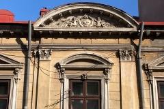 Monogramă pe fronton, casă din București (foto: Anca Dină)